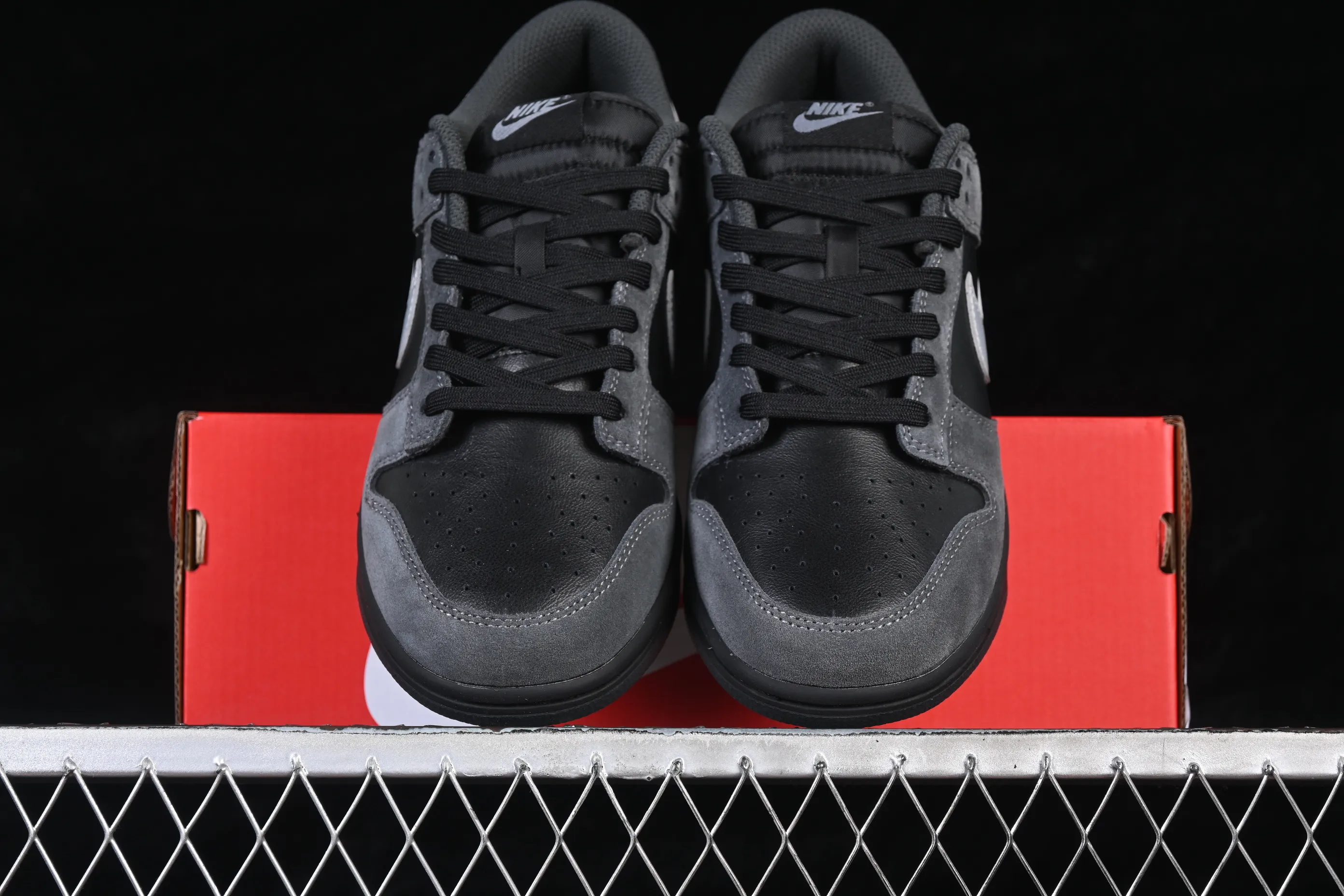 All categories Nk SB Dunk series Nk SB Dunk Low low-top sneakers Nike SB Dunk Low black and gray color low-top casual sneakers II7636-001